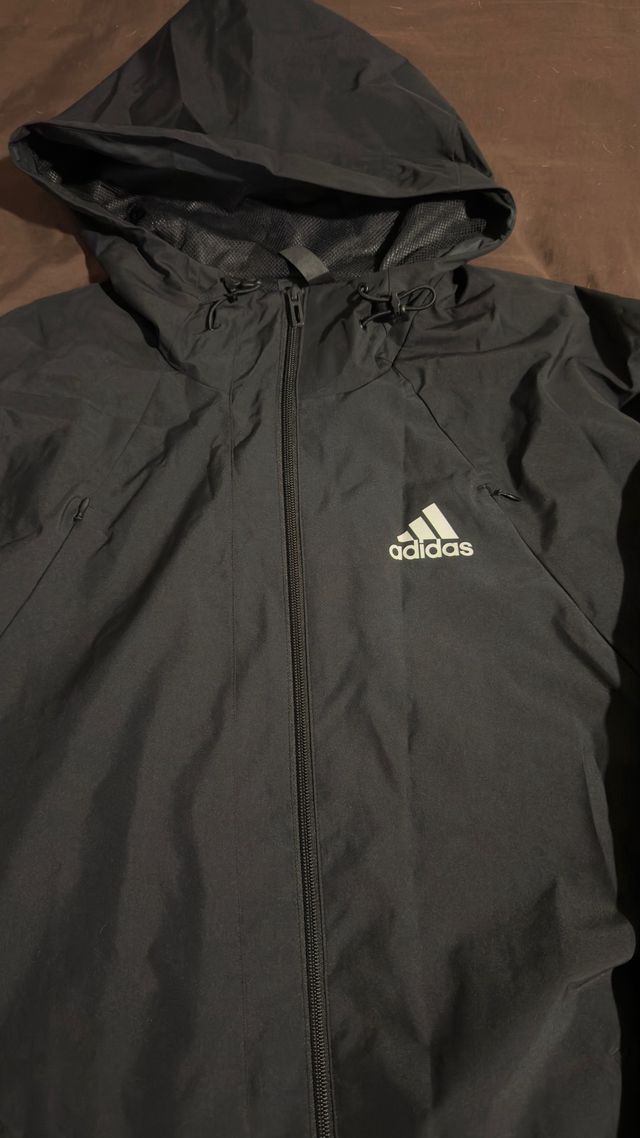 Chaqueta impermeable Adidas negra