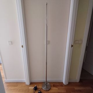 Lámpara de pie de acero