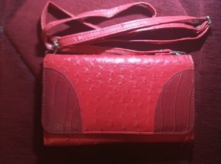 Bolso de mano rojo con correa