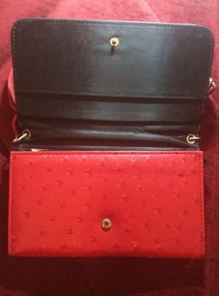 Bolso de mano rojo con correa