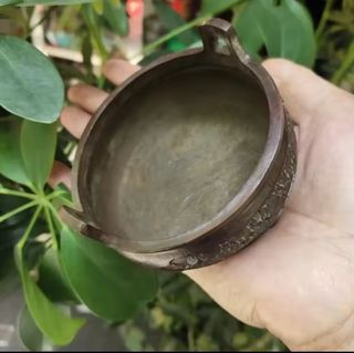 Incensario de bronce con diseño floral. Sello base
