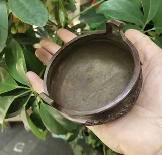 Incensario de bronce con diseño floral. Sello base