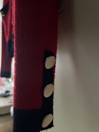 Chaqueta roja con bolsillos y botones dorados