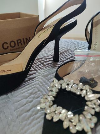 Zapatos de salón Corina negros con joya T41
