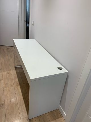 Escritorio blanco Ikea con cajones