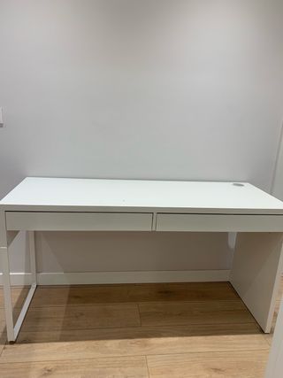 Escritorio blanco Ikea con cajones