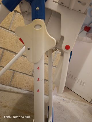 Trona de bebé con diseño espacial