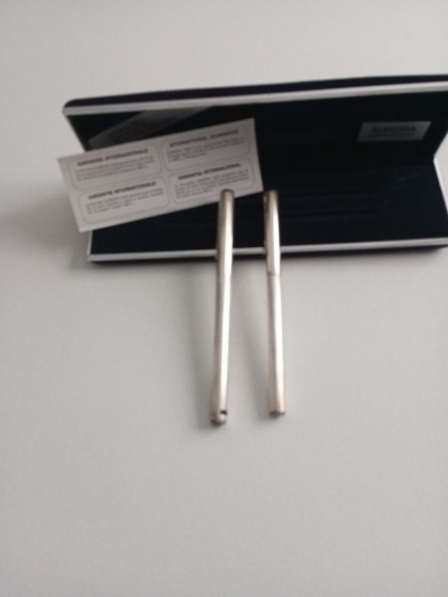 Bolígrafo y pluma Aurora plata