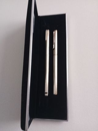 Bolígrafo y pluma Aurora plata