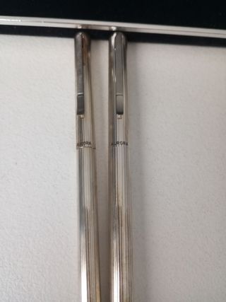 Bolígrafo y pluma Aurora plata