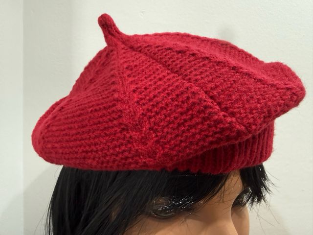Boina de lana roja tejida a mano