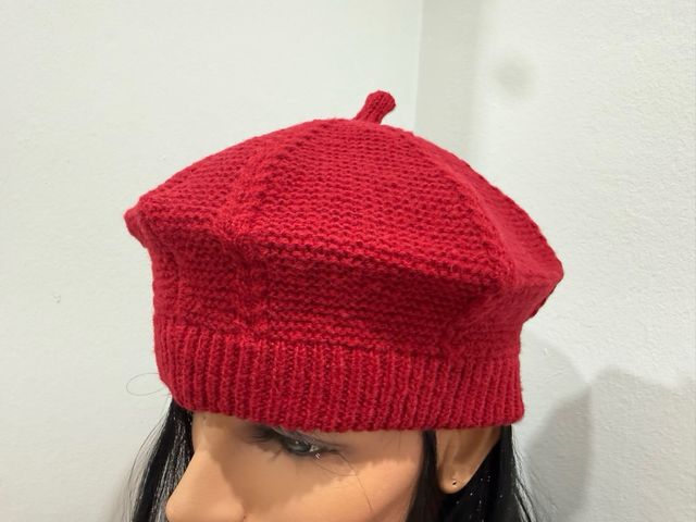 Boina de lana roja tejida a mano