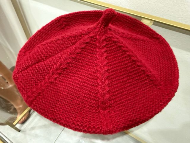 Boina de lana roja tejida a mano