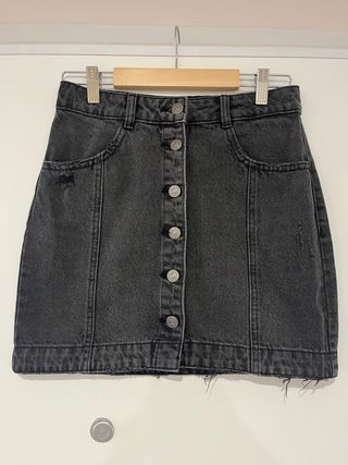 Falda vaquera negra con botones