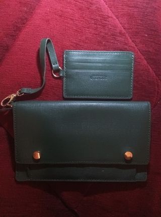 Bolso Uterqüe verde oscuro con tarjetero