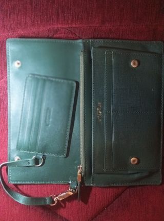 Bolso Uterqüe verde oscuro con tarjetero