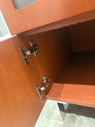 Mueble de baño con lavabo y espejo