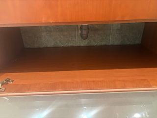 Mueble de baño con lavabo y espejo