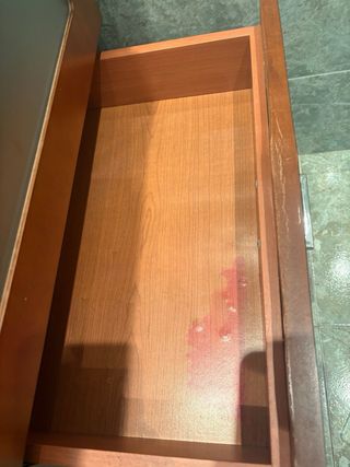 Mueble de baño con lavabo y espejo