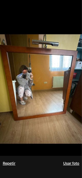 Mueble de baño con lavabo y espejo
