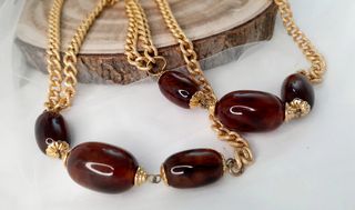 Collana dorata con detagli marroni