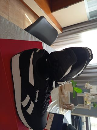 Zapatillas Reebok Rewind Run Negras y Blancas