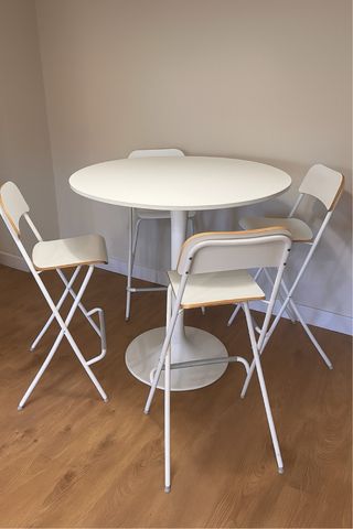 Mesa alta redonda Ikea con 4 taburetes