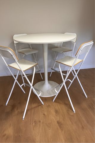 Mesa alta redonda Ikea con 4 taburetes