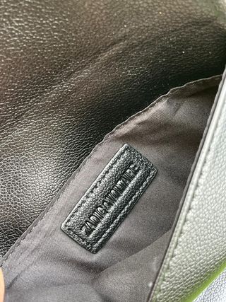 Bolso de mano negro con cadena