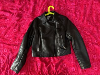Chaqueta Negra con Tachuelas Plateadas