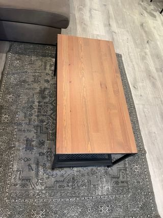 Mesa de salón de madera y metal