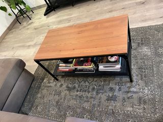 Mesa de salón de madera y metal