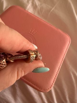 Bracciale Pandora oro e rosa con charm