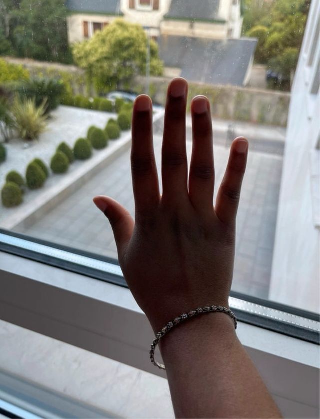 Pulsera plateada con diseño floral