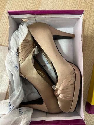 Tacones dorados Qunhui talla 38