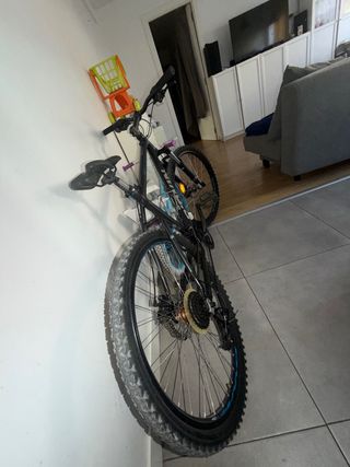 Bicicleta de montaña negra