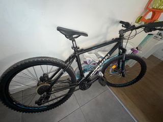 Bicicleta de montaña negra