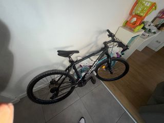 Bicicleta de montaña negra