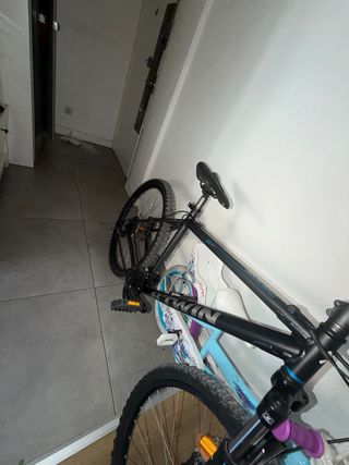 Bicicleta de montaña negra