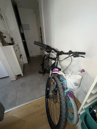 Bicicleta de montaña negra