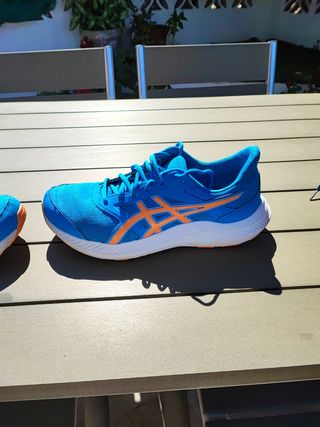 Zapatillas deportivas Asics azules y naranjas