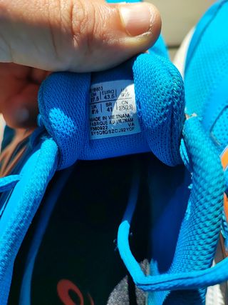 Zapatillas deportivas Asics azules y naranjas