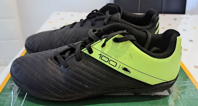 Botas de fútbol negras y verdes casi nuevas