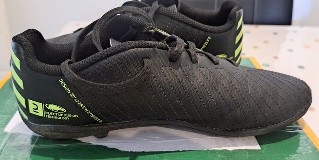 Botas de fútbol negras y verdes casi nuevas