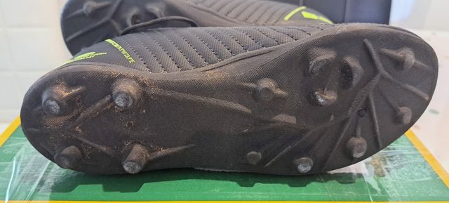 Botas de fútbol negras y verdes casi nuevas