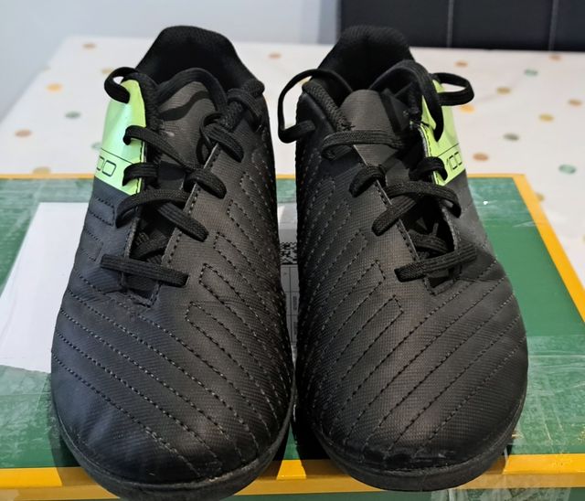 Botas de fútbol negras y verdes casi nuevas