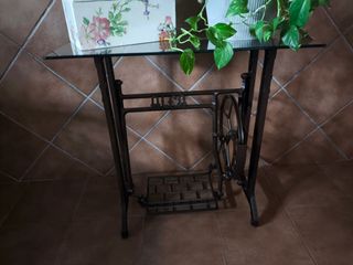 Mesa de centro decorativa con flores