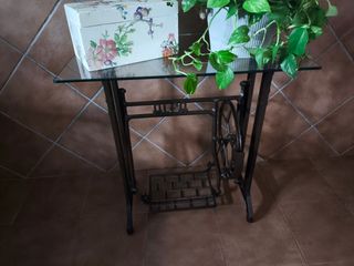 Mesa de centro decorativa con flores