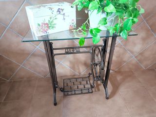 Mesa de centro decorativa con flores
