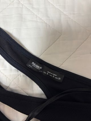 Vestido negro corto tirante cruzado